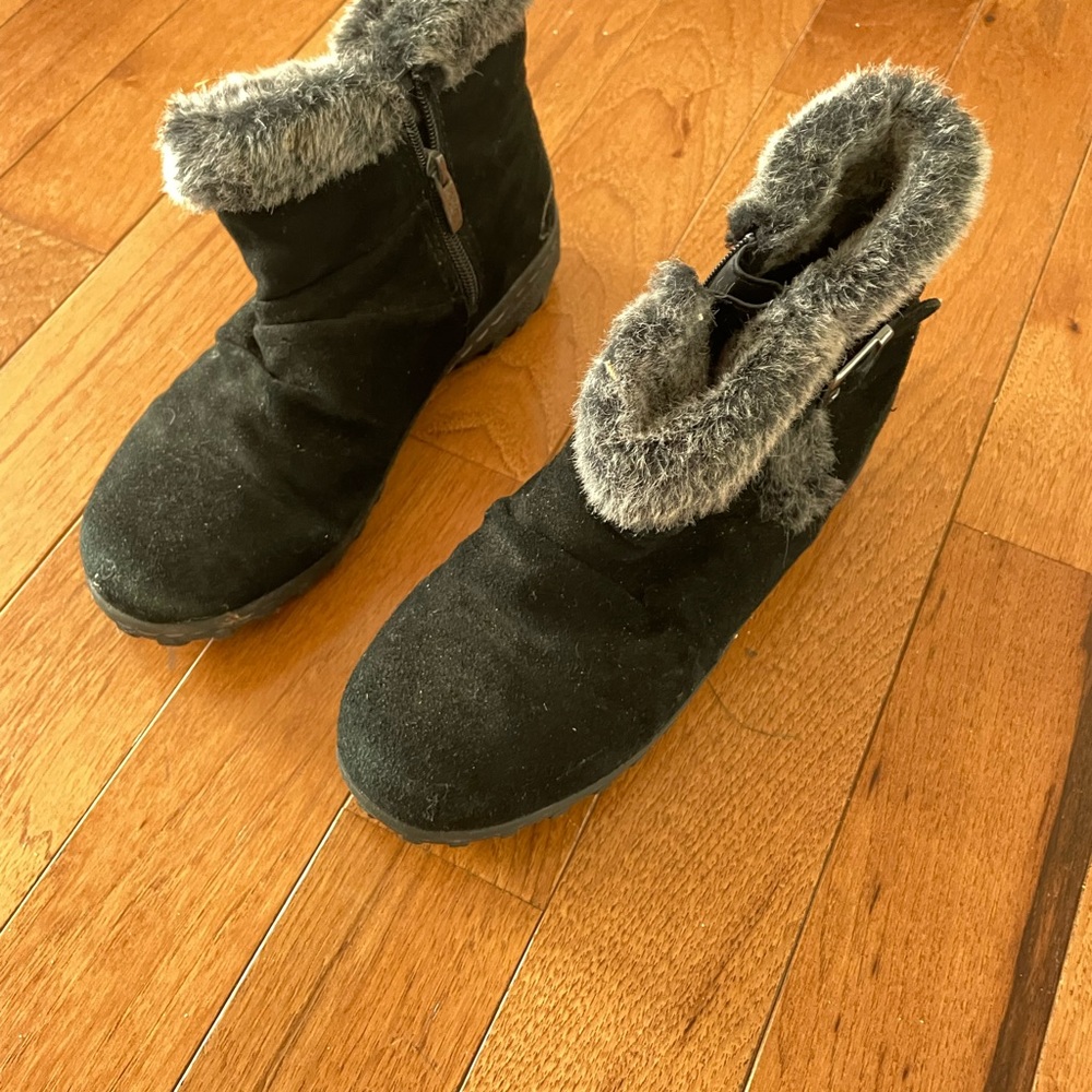 Size 9  Khombu warm comfy winter booties